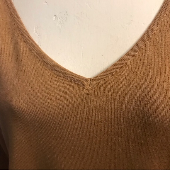 NEW ! H&M Caramel Coloured V-neck Sweater - Size Large - Picture 2 of 5